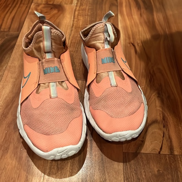 Nike tennis shoes, coral - Picture 7 of 7